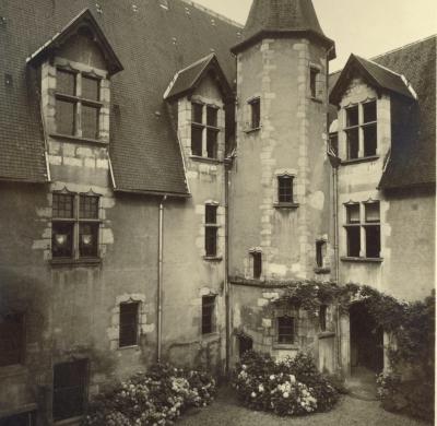 <p><em><strong>Hotel Rolin, view of the interior courtyard</strong></em>, 1936</p>
