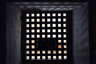 <p>Grille de la porte intérieure d'une cellule</p>