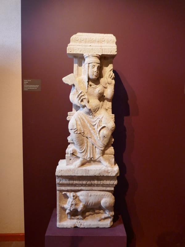 <p><em><strong>Pilier de la Géométrie après restauration</strong></em></p>
