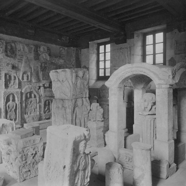 <p><em><strong>Archeology room in the Hotel Rolin,</strong></em> ancient photograph</p>
