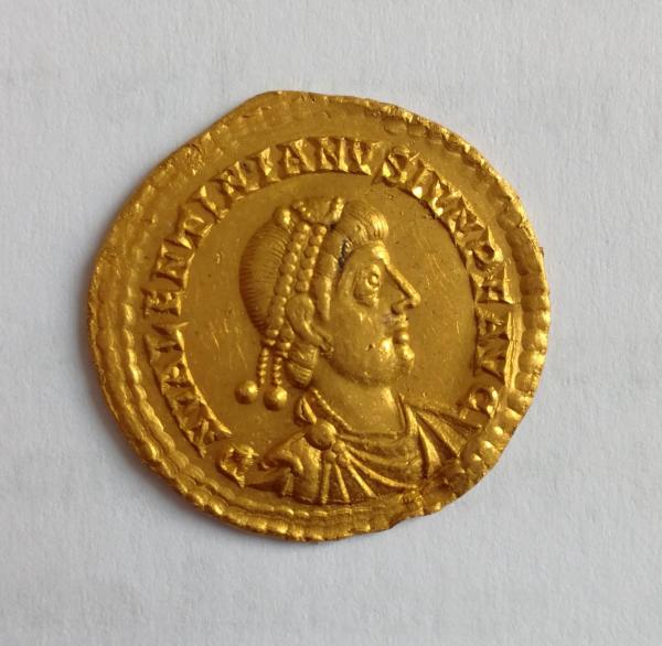 <p><strong><em>Droit du solidus</em></strong>, portant le buste de Valentinien II, diadémé de perles et drapé à droite et l’inscription D N VALENTINIANVS IVN P F AVG</p>
