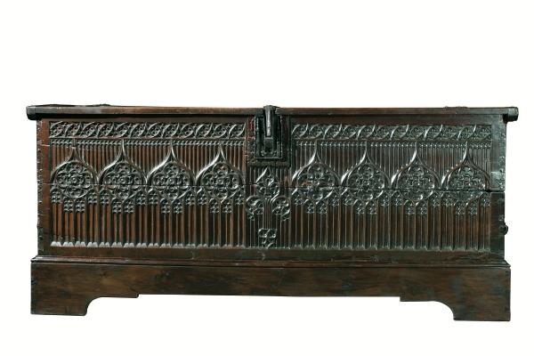 <p><em><strong>Coffre à vêtements</strong></em>, noyer et fer, 68,5 x 210, 7 x 58,8 cm, XV<sup>e</sup> siècle © François Jay</p>