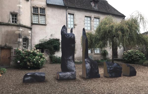 <p><strong><em>Le Gardien</em>, Stief Desmet</strong>, polyester et feuilles d'or, 800 x 345 x 160 cm, 2017 © Stief Desmet</p>