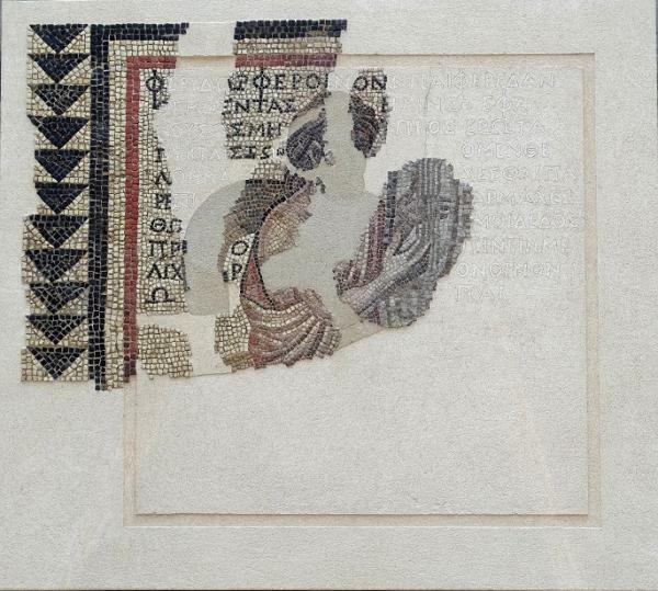<p><strong>Mosaïque des auteurs grecs : Anacréon</strong></p>
<p>© ville d’Autun</p>
<p>IIe-IIIe siècles</p>
<p>Panneau provenant du site dit de la Maison des Auteurs grecs, rue de la Grille, Autun.</p>
<p>Portrait d’Anacréon accompagné d’une citation de son œuvre</p>