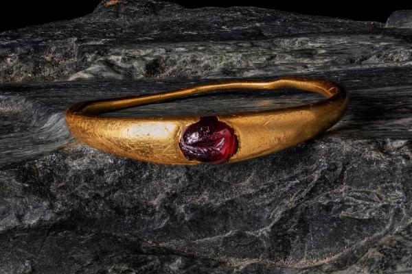<p><strong>Bague avec intaille</strong></p>
<p>© D. Gliksman, Inrap</p>
<p>IVe siècle</p>
<p>Autun, Saint-Pierre-L’Estrier, sépulture 43</p>
<p>Or et grenat</p>
<p>L’intaille de cette bague représente un poisson. Par ailleurs, les analyses des vestiges organiques indiquent que la tête de la défunte reposait sur des rameaux d’olivier. Ces deux éléments laissent supposer qu’il s’agit d’une sépulture chrétienne.</p>