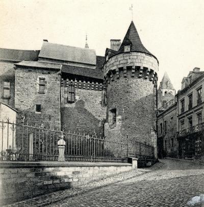 View of the Medieval tower and the Rolin museum, 1935
