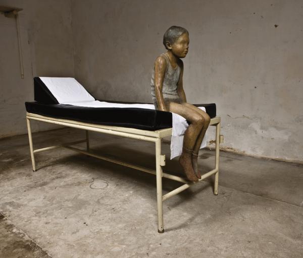 Sofie Muller,&nbsp;Tristan, 2007, Bronze patiné sur lit, H. 103 ; L. 34 cm © Peter Willems
